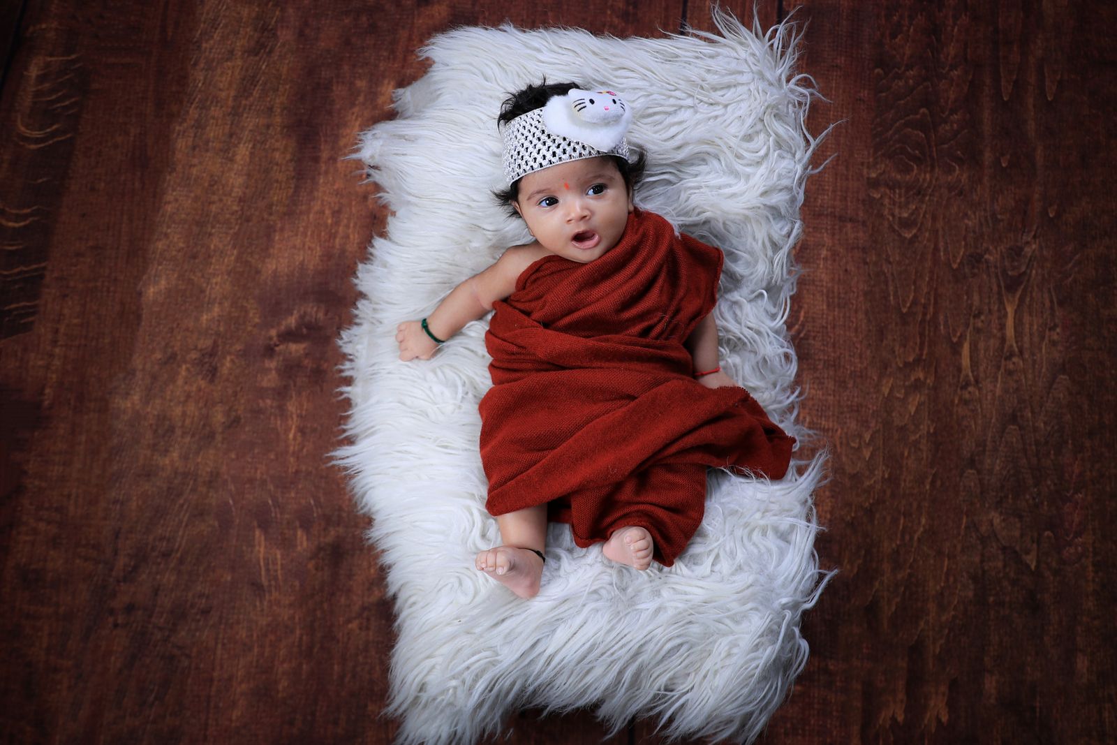 Newborn com fantasia de coelho