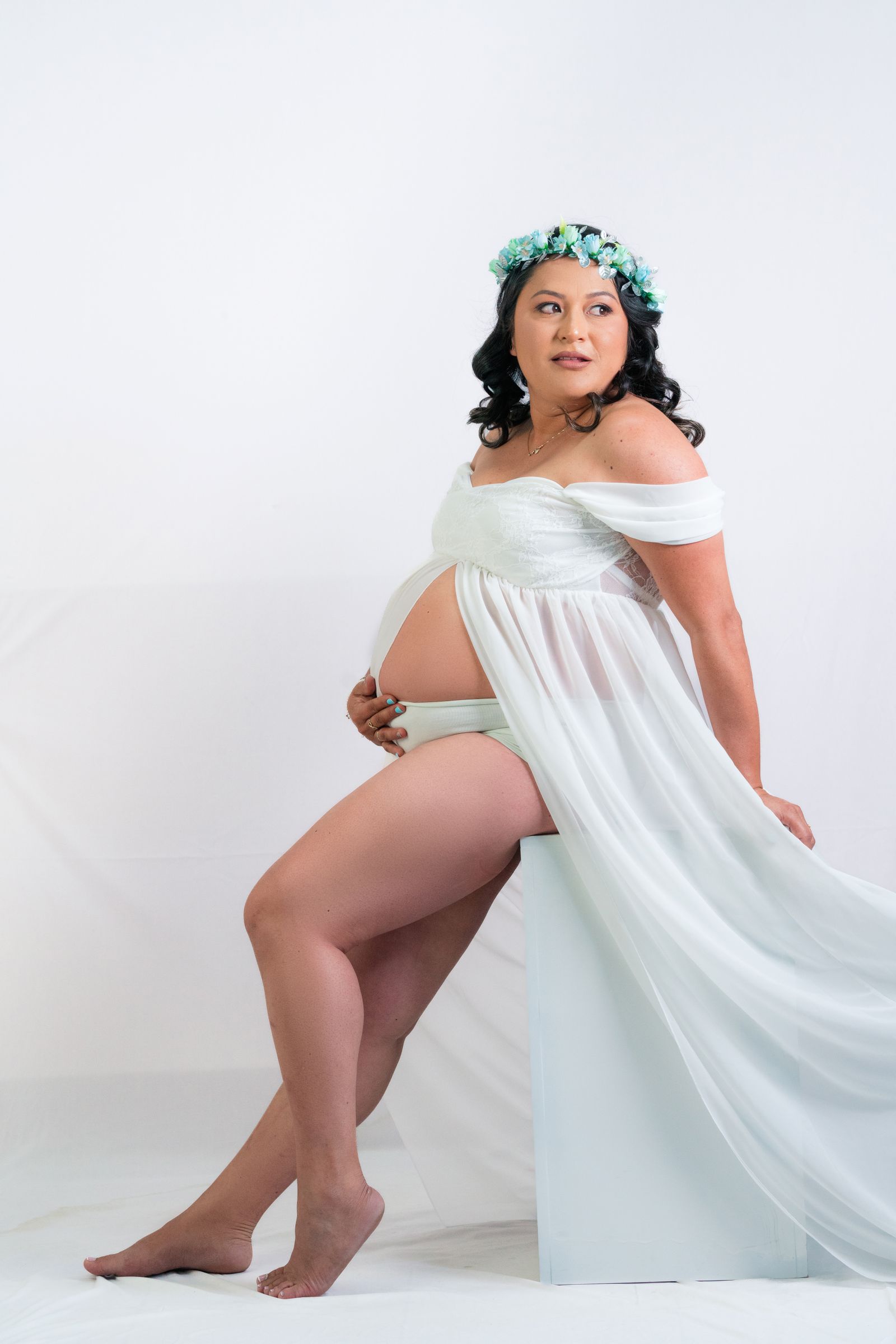 Gestante vestido branco em estúdio