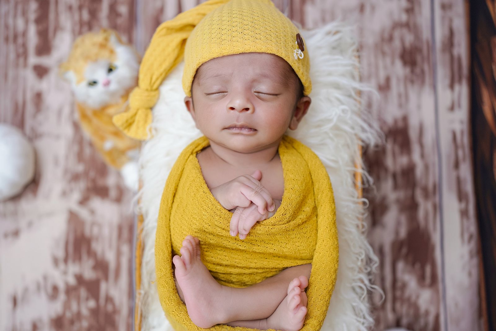 Newborn em manta amarela